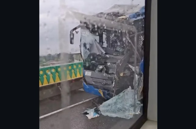 Kecelakaan bus TransJakarta di koridor 13 arah Cipulir. (instagram @info_ciledug)