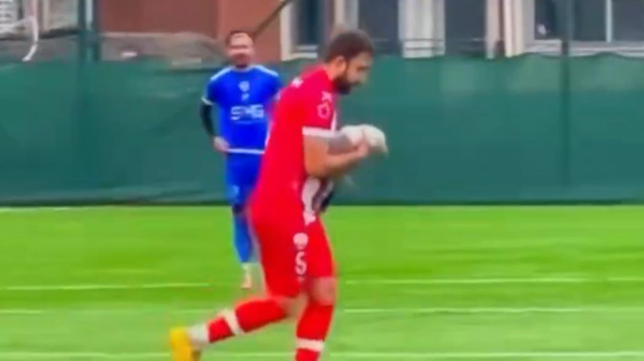 Kejadian Langka di Liga Turki, Burung Camar Diselamatkan Pemain Setelah Dihantam Bola