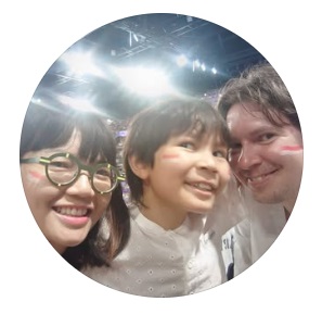 Wamendiktisaintek Stella Christie bersama suami dan anaknya. DOK IG @prof.stellachristie