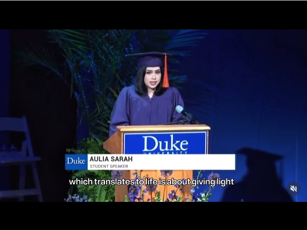 Bangga! Alumni LPDP Aulia Sarah Bawa Filosofi Jawa 'Urip Iku Urup' ke Podium Wisuda Duke University