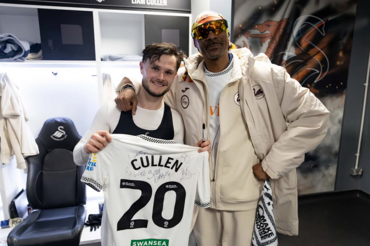 Investor Paling Swag! Snoop Dogg Debut di Stadion Swansea, Bau Ganjanya Bikin Pelatih Lawan Salfok