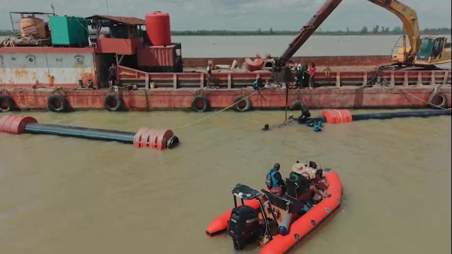 Proyek pengerukan atau dragging mengatasi pendangkalan akibat sedimentasi yang menutup akses nelayan ke laut. Foto: Metro TV