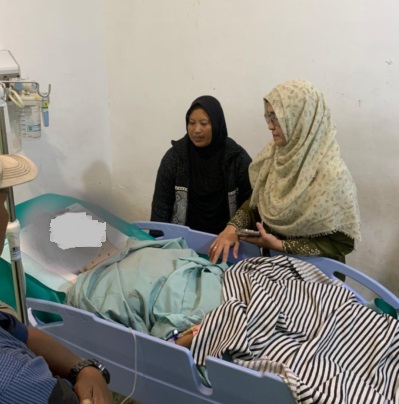 Rektor UIN Suska Riau, Leny Nofianti, saat menjenguk Farradila Ayu di RSUD Arifin Ahmad. DOK UIN Suska Riau.