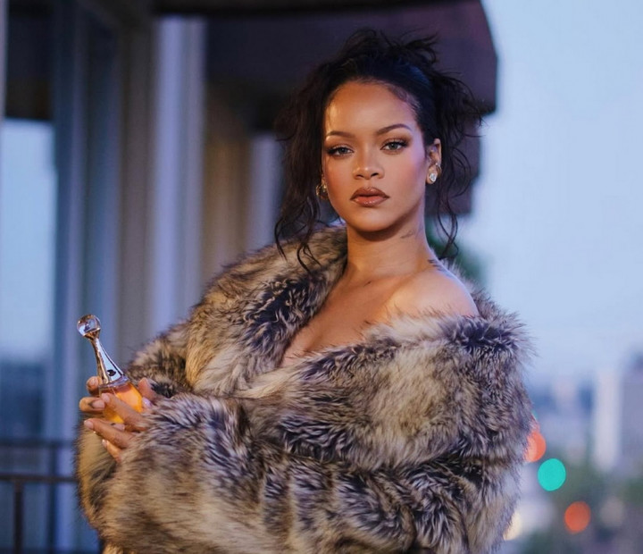 Rihanna Beri Kode Lagi Garap Album Baru