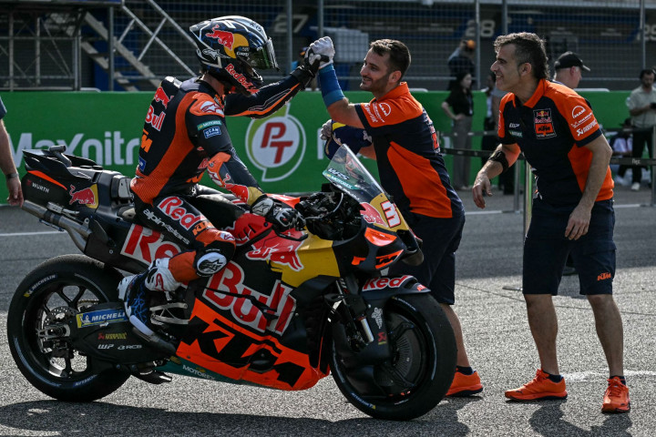 Hasil MotoGP Thailand 2026: Acosta Menangi Balapan Sprint Perdana setelah Duel Dramatis dengan Marquez