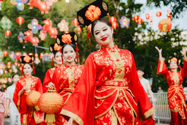Parade Imlek Nusantara Meriahkan Jakarta, Warga Antusias Meski Diguyur Hujan