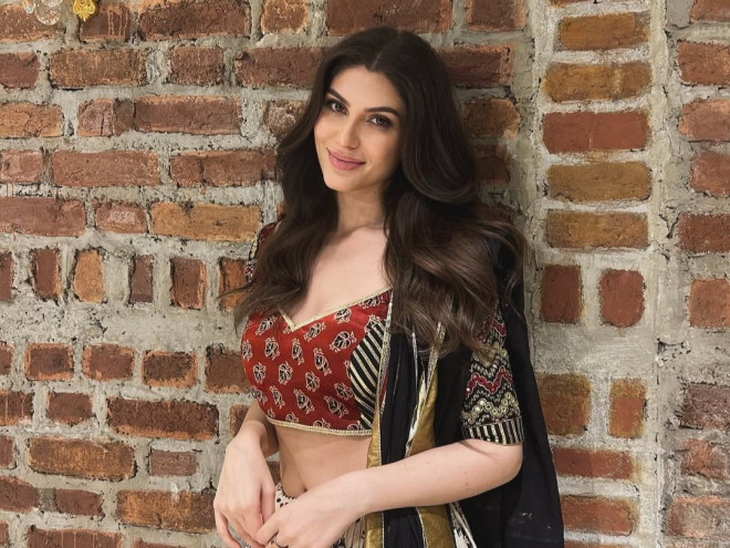 Aktris Elnaaz Norouzi (Foto: Instagram/iamelnaaz)