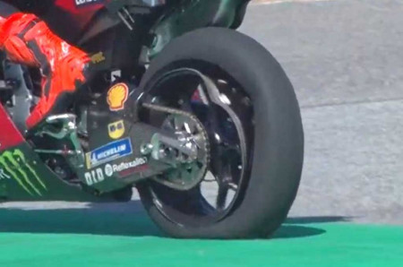 Pelek Rusak, Bikin Ban Belakang Motor Marquez Kehabisan Angin