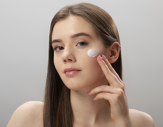  Sunscreen matte finish cocok untuk kulit berminyak dan kombinasi. (Foto: Ilustrasi. Dok. Freepik.com)