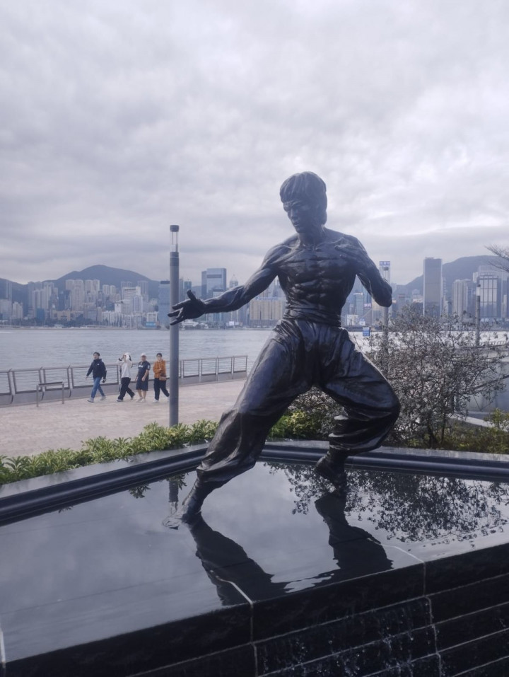 Jalan-jalan ke Hong Kong, Jangan Lupa Mampir ke Patung Bruce Lee di Tsim Sha Tsui