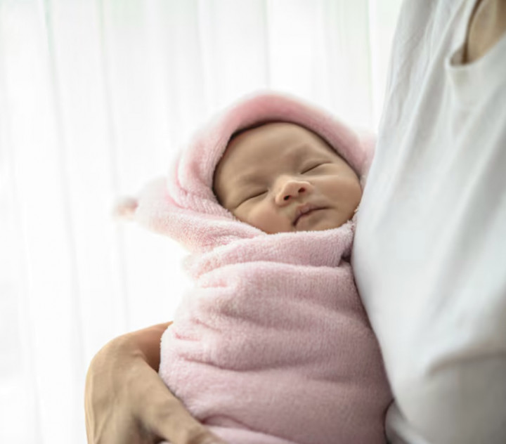 Ini Manfaat Bedong Bayi, Trik Simpel Biar Si Kecil Lebih Tenang dan Nyenyak