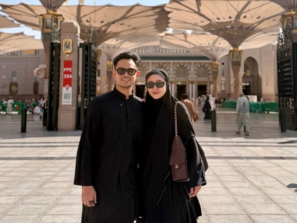 Febby Rastanty dan Drajad Djumantara saat umrah di bulan Ramadan 2026 (Foto: Instagram @febbyrastanty)