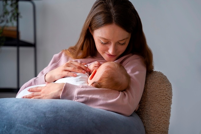 ASI Rembes Hingga Mood Swing Parah, Sisi Lain Menyusui yang Jarang Dispill