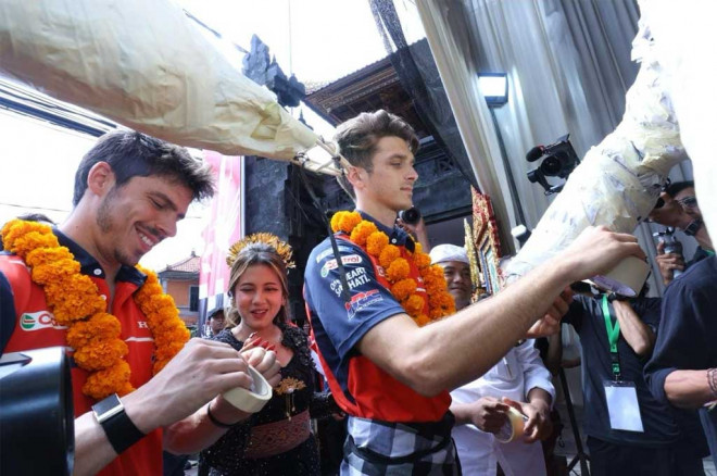 Joan Mir dan Luca Marini ikut merasakan pembuatan Ogoh-Ogoh di Bali, AHM