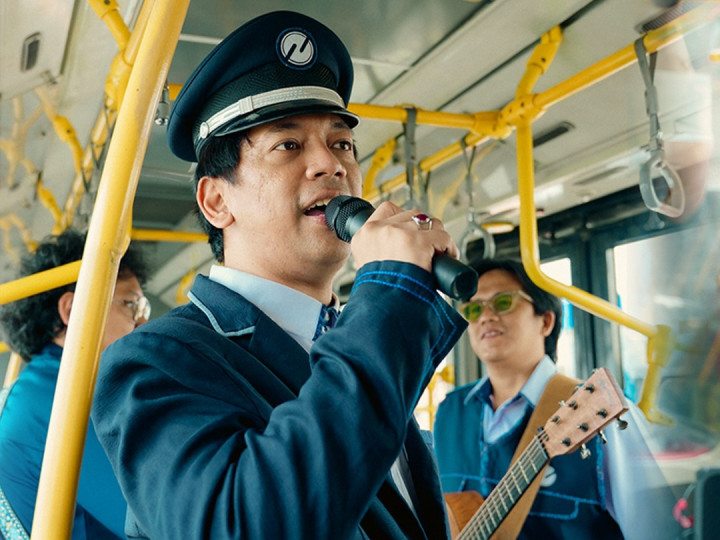 Rayakan Satu Tahun Halte Petukangan D'MASIV, Rian CS Jajal Jadi Petugas Transjakarta