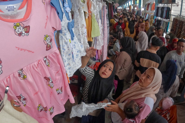 Aktivitas ​Pasar Tanah Abang Padat Jelang Lebaran