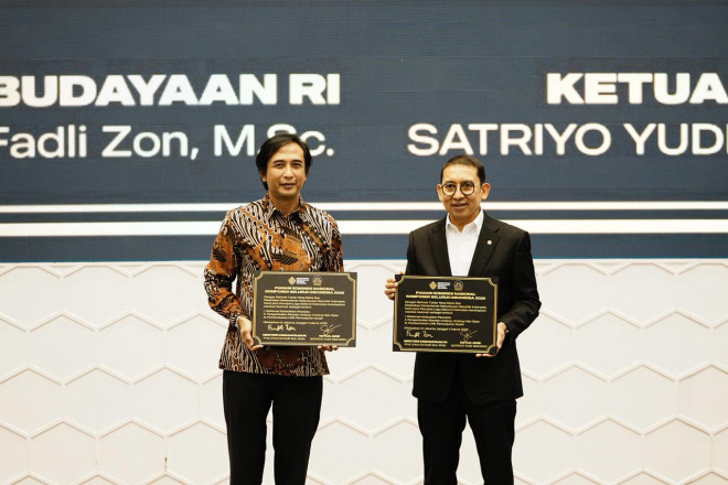 Ketua Umum AKSI Piyu Padi dan Menteri Kebudayaan Fadli Zon di Kongres Nasional Komposer Indonesia 2026 (Foto: kemenbud.go.id) 