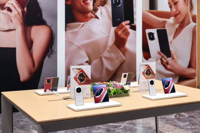 Huawei Mate X7 resmi hadir di Indonesia. Smartphone lipat ini membawa kamera flagship, layar 8 inci, baterai 5600mAh, dan harga Rp27.999.000.