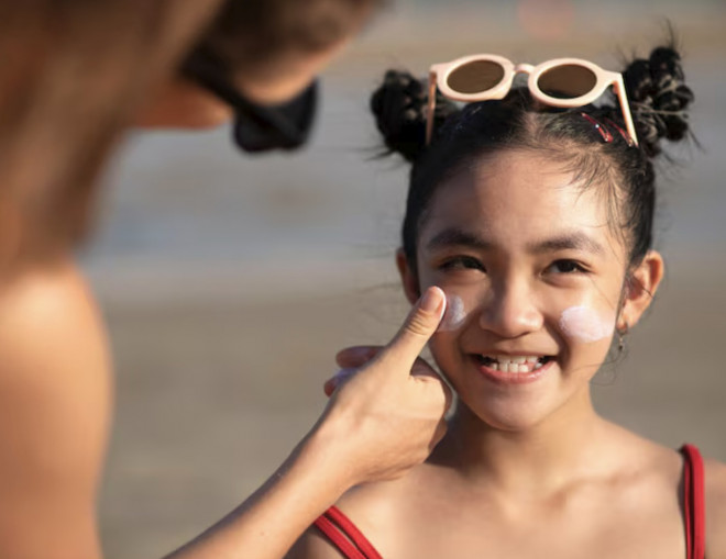 Sunblock lebih sering digunakan saat melakukan aktivitas luar ruangan. Ilustrasi Freepik