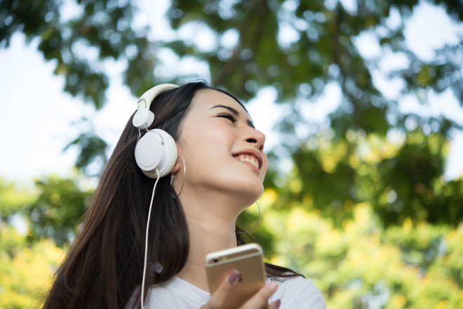 Teknologi bone conduction earphone dapat menjadi alternatif yang relatif lebih aman. Ilustrasi Freepik