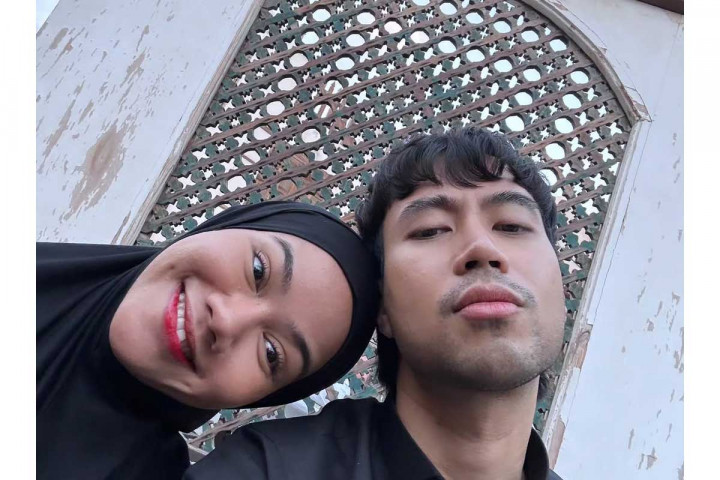 Dengar Kabar Vidi Aldiano Meninggal, Yura Yunita Langsung Terbang dari Madinah