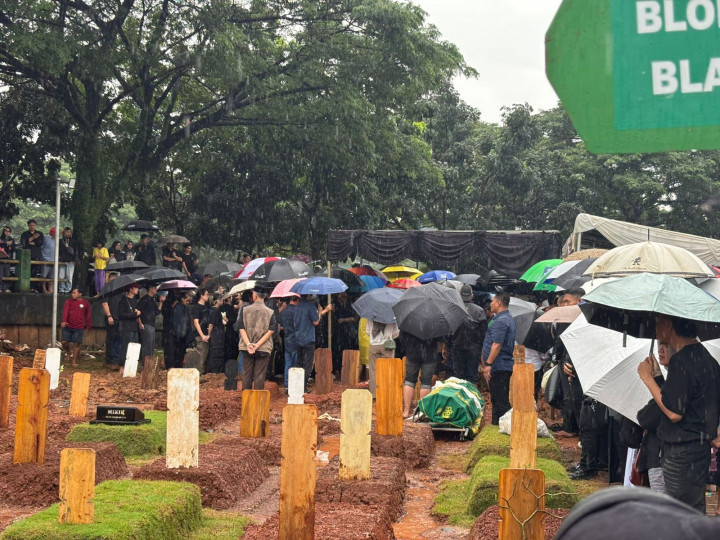 Vidi Aldiano Dimakamkan di TPU Tanah Kusir, Tangis Sahabat Pecah di Tengah Hujan