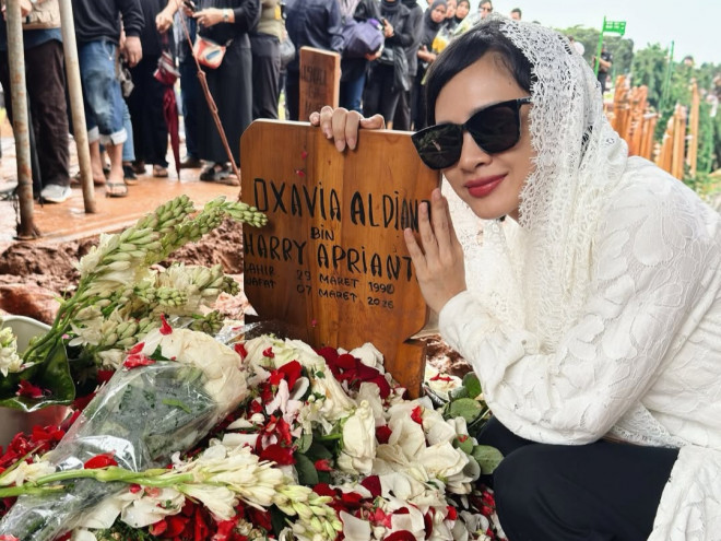 Andien peluk nisan Vidi Aldiano (Foto: Instagram @andien)