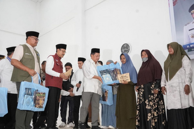 Penyerahan bantuan pemulihan korban bencana Sumatra. Foto: Satgas PRR