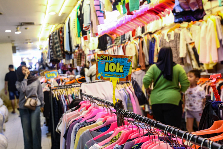 Jelang Lebaran, Perburuan Baju Thrifting di Pasar Senen Meningkat