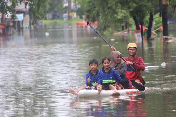​Evakuasi Warga dari Banjir 4 Meter di Periuk Damai