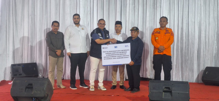 Bantuan Air Bersih dan Perlengkapan Sekolah bagi Korban Longsor di Bandung Barat