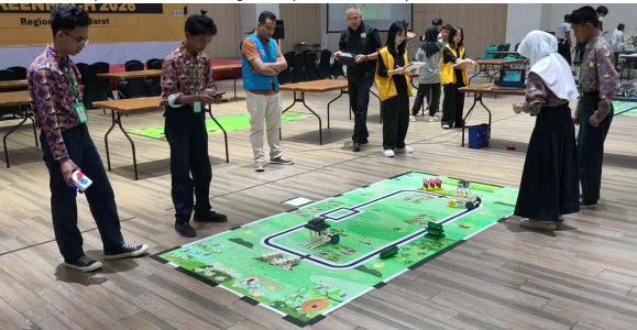 Tim Robot for Mission (R4M) sedang mengoperasikan hasil karya robotnya dalam penjurian kompetisi R4M wilayah Jawa Barat. DOK Rumah Edukasi