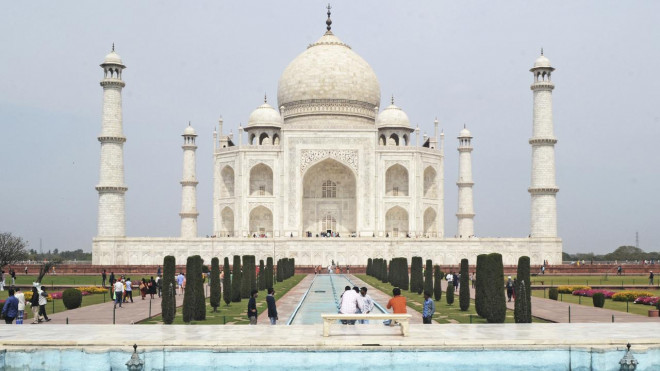 Taj Mahal di kota Agra, India merupakan mahakarya arsitektur Mughal yang terbuat dari marmer putih. Foto: AFP