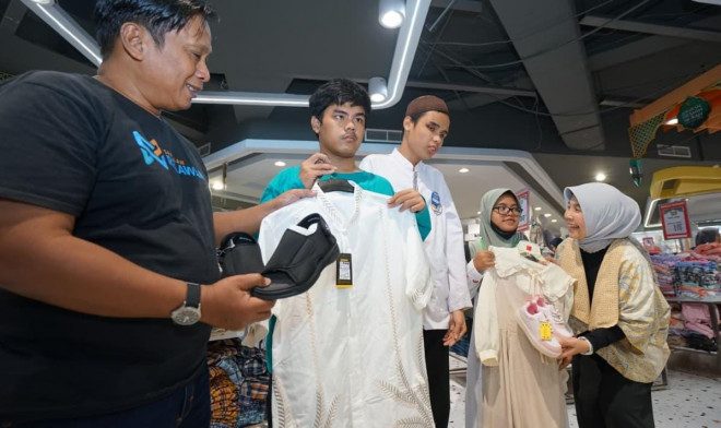 Belanja bareng dan donasi pendidikan santri. 