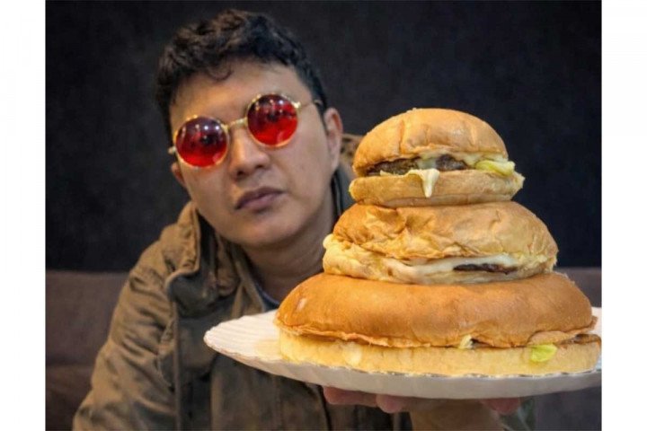 Usaha Kuliner Viral, Aldi Taher Bikin Lagu untuk Aldi’s Burger: Dagingnya Juicy Luicy