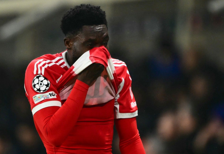 Tangis Alphonso Davies Pecah di Bergamo! Cedera Horor Bayangi Kemenangan Besar Bayern
