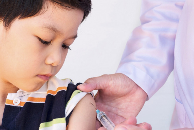 Pada anak yang belum divaksin, gejala biasanya muncul 2–4 hari berupa demam. Ilustrasi Freepik