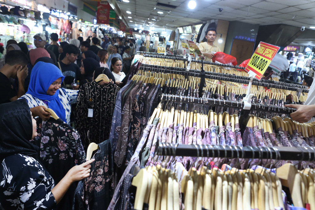 ​Pasar Tanah Abang Diserbu Pembeli Jelang Hari Raya Idul Fitri 1447 H
