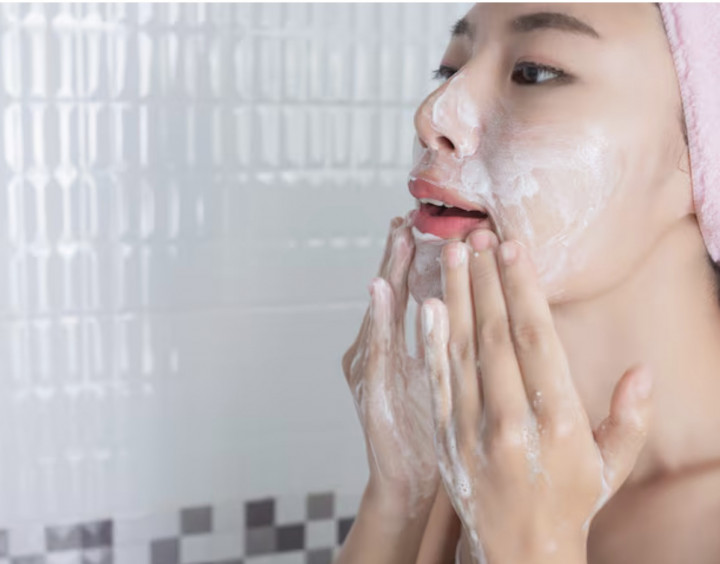 4 Sabun Cuci Muka Terbaik di Alfamart, Bikin Kulit Bersih & Glowing!