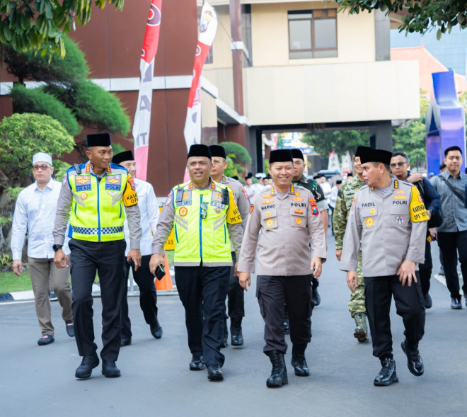 Kepala Korps Lalu Lintas Polri Irjen Pol.Agus Suryonugroho mendampingi Kapolri Jenderal Pol. Listyo Sigit Prabowo M. kegiatan safari ramadhan.