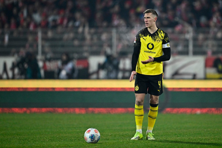 Dortmund Masih Coba Tambah Kontrak Schlotterbeck