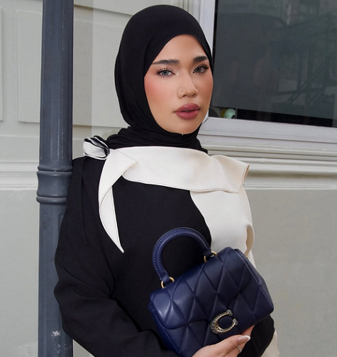 Ai Nasution mengenakan tas Coach Tabby Top Handle with Quilting. (Foto: Dok. Coach)