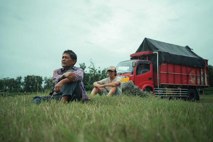 Video Musik “Ada Titik-Titik di Ujung Doa” Sal Priadi Hadirkan Kisah Doa Sopir Truk yang Menggetarkan