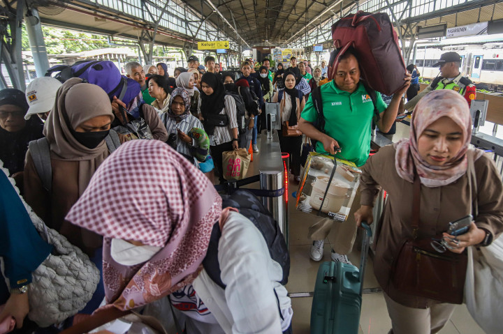 ​Stasiun Pasar Senen Dipadati Pemudik