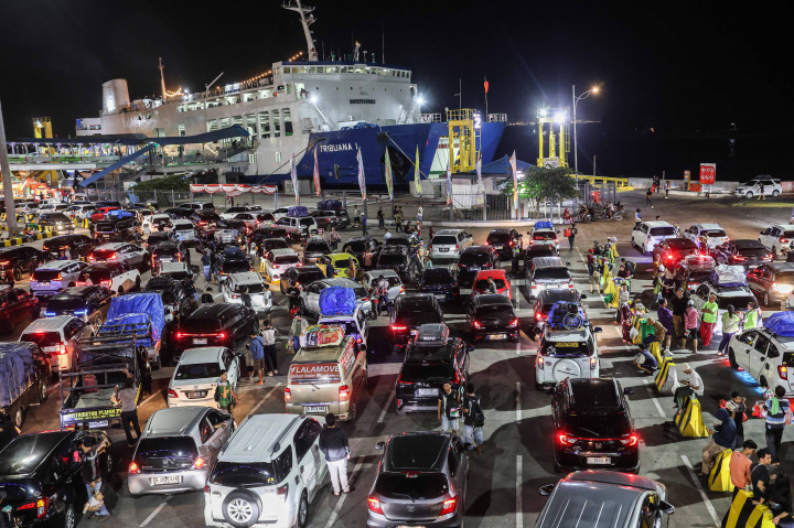 ​Pelabuhan Merak Dipadati Kendaraan Pemudik
