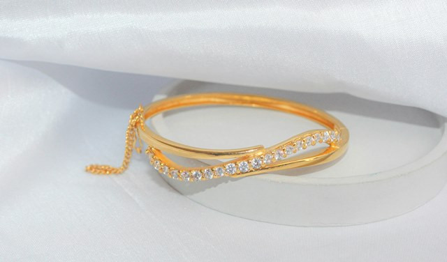 Cara Balikin Kilau Emas yang Kusam Tanpa Ribet, Spill Bahannya Dong!