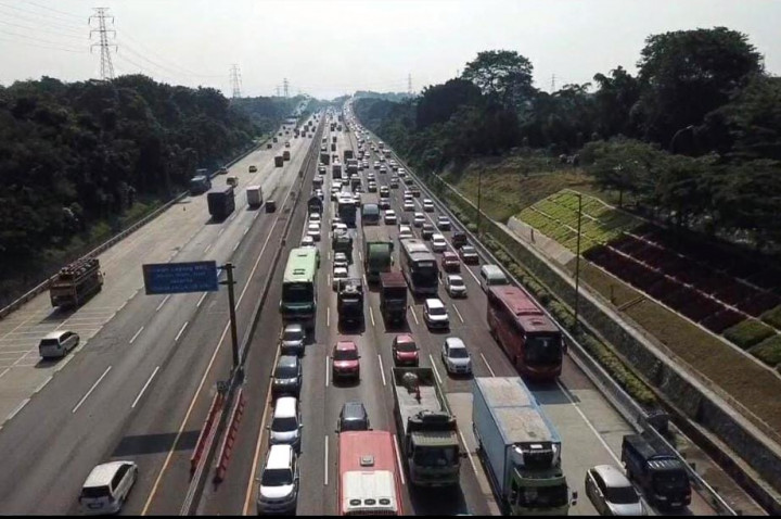 Lonjakan Kendaraan di Tol MBZ Tembus 200 Persen, Contraflow Diberlakukan di Jakarta-Cikampek