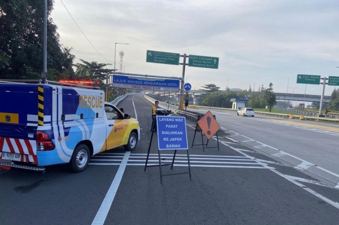 Akses masuk Tol MBZ diberlakukan buka tutup akibat lonjakan kendaraan dan gangguan di jalur. Jasa Marga