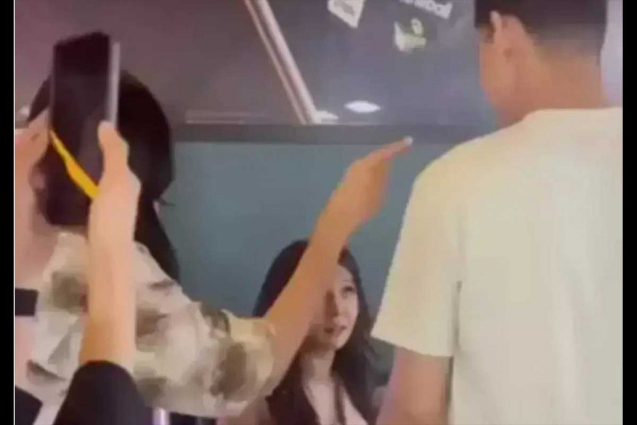 Heboh! Finalis Puteri Indonesia Jeni Rahmadial Diduga Dilabrak Istri Sah di Tempat Umum