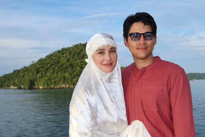 Lebaran di Tengah Laut! Luna Maya dan Maxime Bouttier Salat Id di Kapal Bareng Cinta Laura